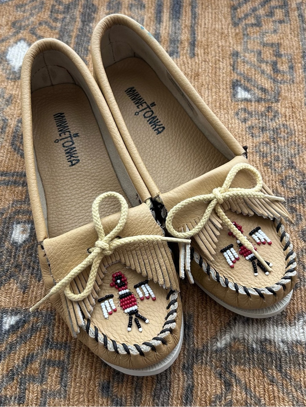 Minnetonka Moccasins Seed Bead Thunderbird Shoes Tan Leather Women’s 8
